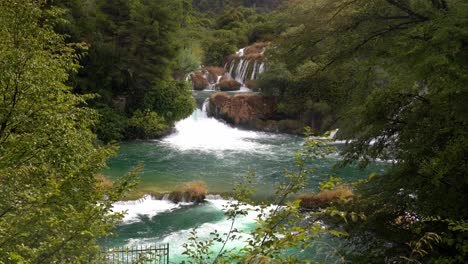 cascadas desde niveles de estanques azules hasta más estanques entre hermosos árboles y plantas en el parque nacional krka en croacia