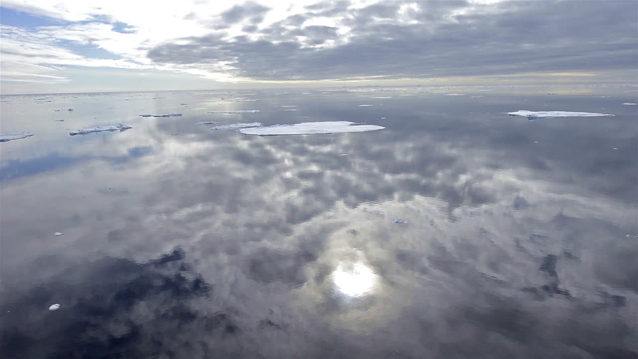 해빙은 바다를 완벽하게 반영하여 북극해에서 볼 수 있습니다.