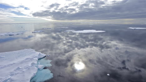 El-Hielo-Marino-Se-Ve-En-El-Océano-Ártico-Con-Un-Reflejo-Perfecto-Del-Océano.