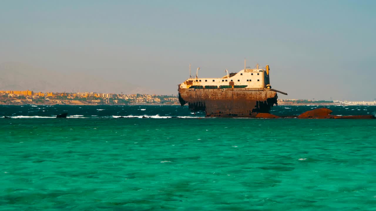 은 바다의 산호초 근처에서 선박 붕괴, 이집트