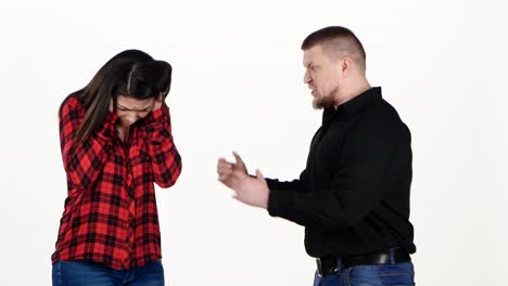 pareja discutiendo