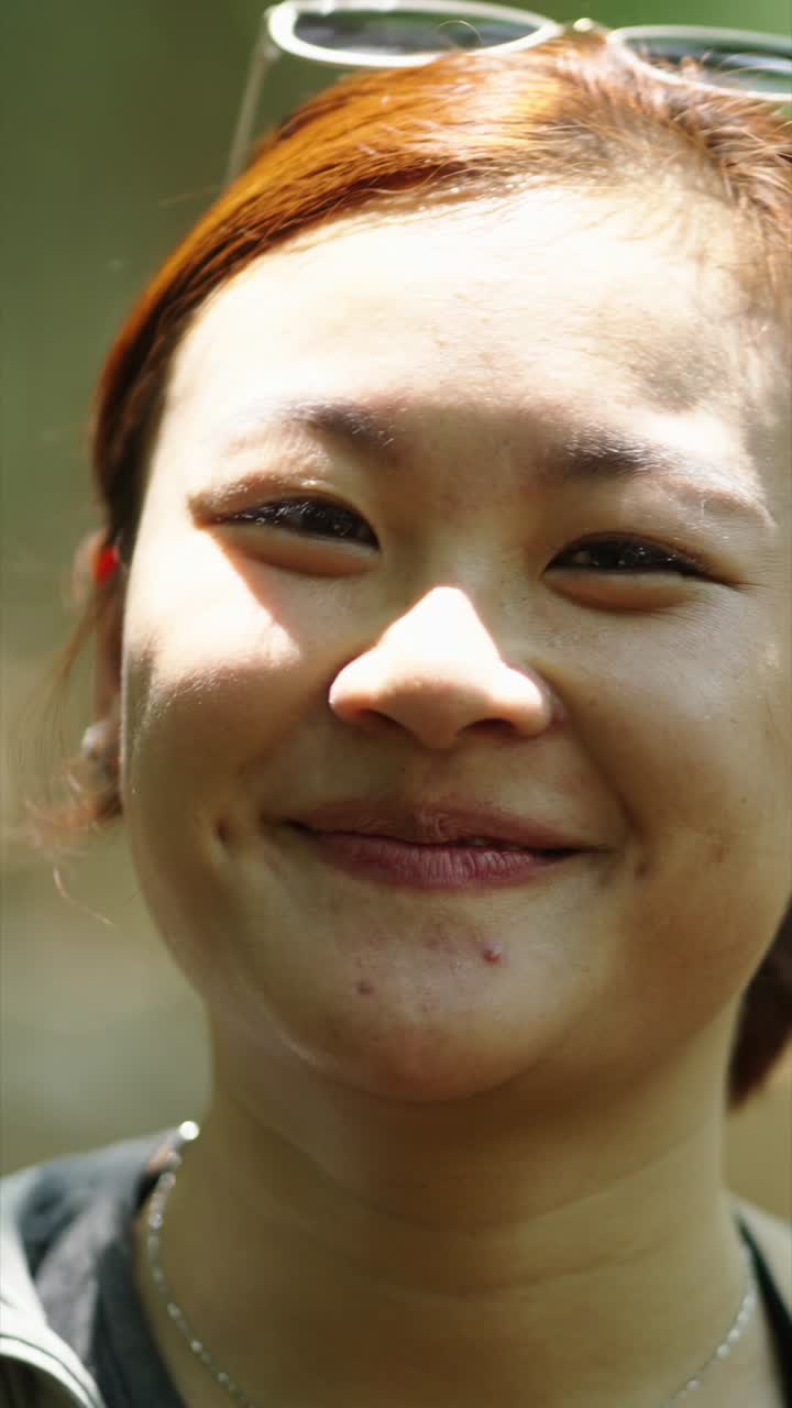 미소 짓는 여자 의 클로즈업 초상화