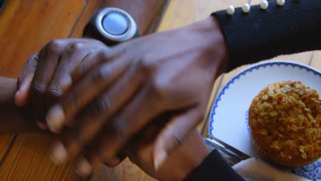 pareja tomada de la mano en un café 4k