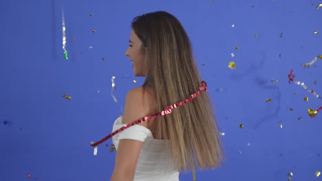 mujer feliz celebrando con confeti