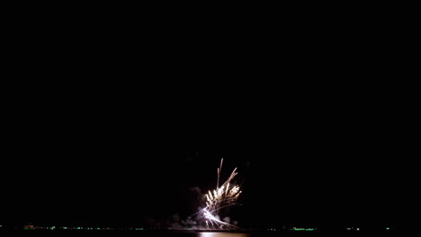 el lanzamiento sistemático de fuegos artificiales desde bajas a altas altitudes revela un clímax a una extraordinaria exhibición de chispas y llamas de colores con luces bokeh en el cielo nocturno
