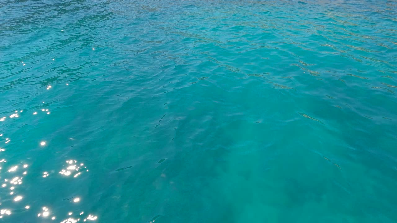 vista inclinada hacia arriba del mar turquesa y la costa mediterránea, arquitectura en la ciudad de parga, grecia
