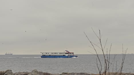 Nebliges-Wetter-Im-Herbst,-Während-Die-Fähre-In-Istanbul-Auf-Dem-Meer-Fährt