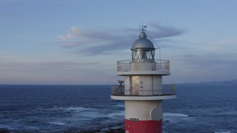 faro al atardecer