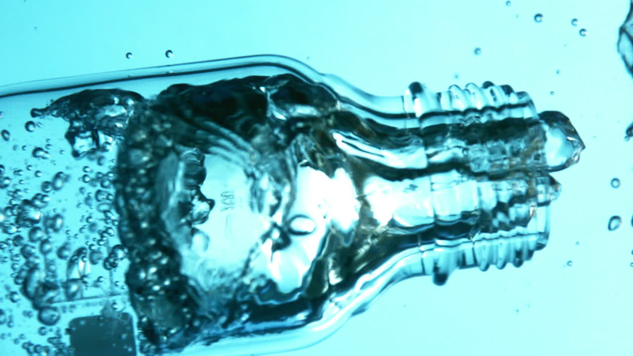 burbujas que salen de la botella sumergida en agua