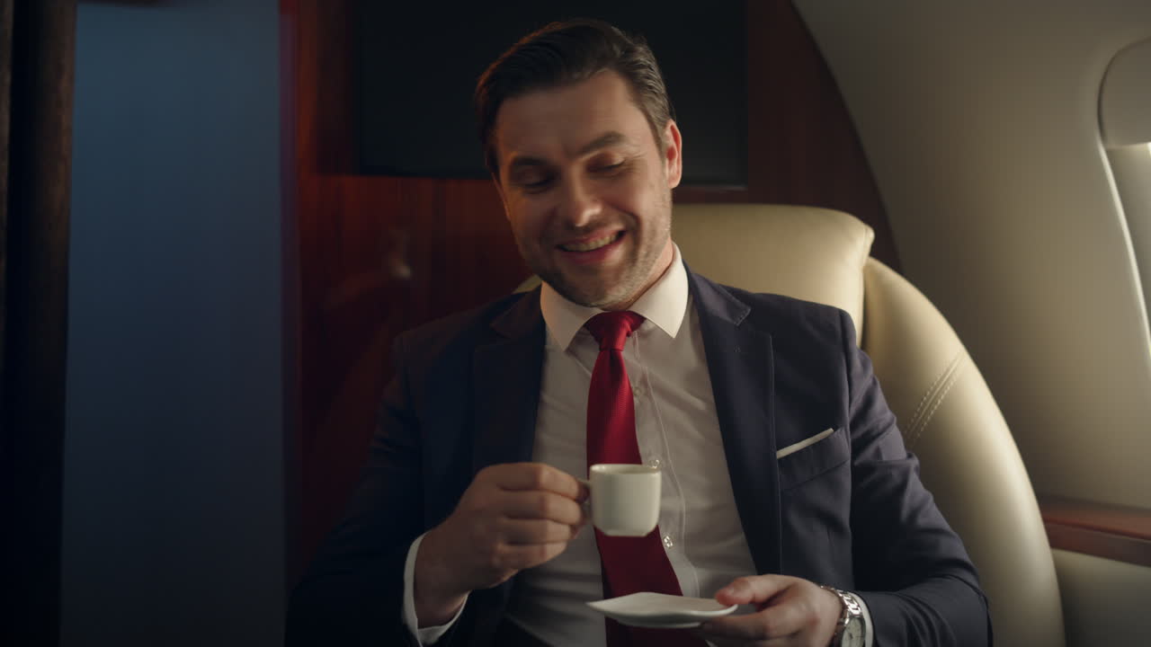 Milionario viaggia in jet privato, primo piano. Uomo di successo beve caffè in abito.