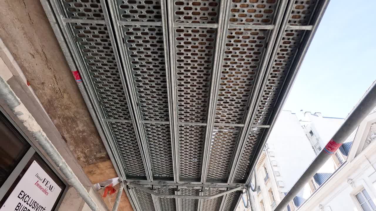 configuración de andamios en una calle parisina