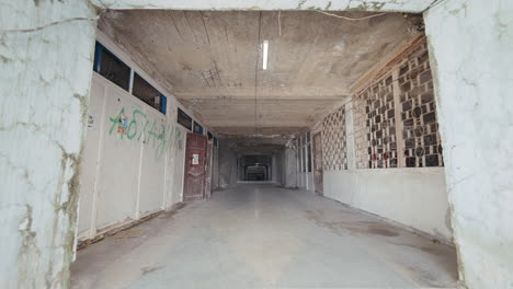 corredor abandonado de un antiguo edificio