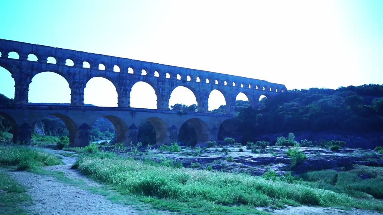 프랑스 의 강 pont du gard 를 가로지르는 고대 로마 의 역사적 수로
