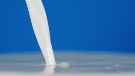 la leche fresca se vierte con burbujas de aire.