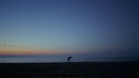 Chica-Atleta-Silueta-Haciendo-Ejercicio-En-La-Costa-Al-Atardecer.-Mujer-Practicando-Yoga.