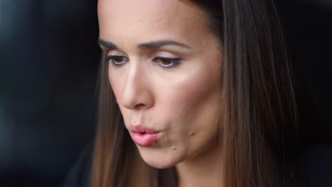 retrato serio de una mujer de negocios. empleada de primer plano que trabaja en interiores