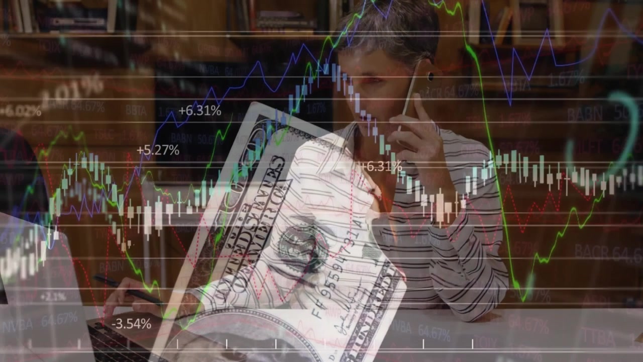 Animación de procesamiento de datos y billete sobre una empresaria caucásica usando un teléfono inteligente