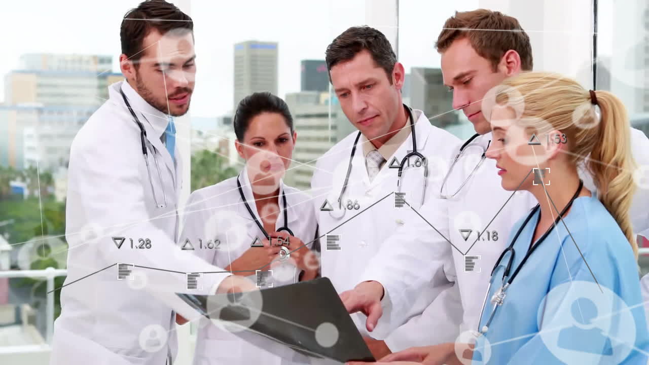 анимация изменяющихся чисел и график над кавказскими врачами, обсуждающими рентгеновские отчеты пациентов