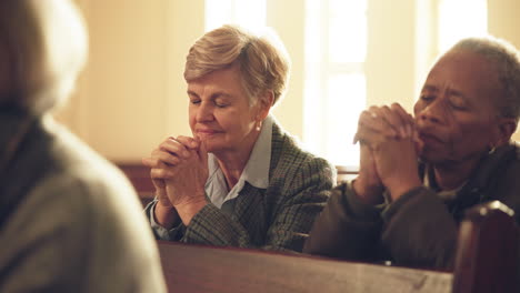 Ältere-Frauen,-Gruppe-Und-Beten-In-Der-Kirche