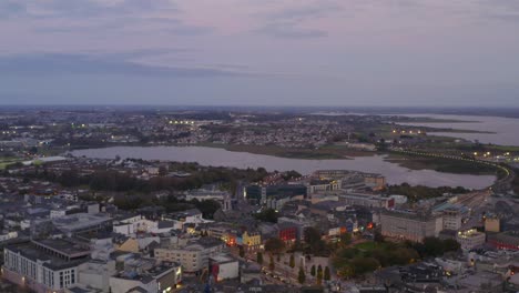 Luftaufnahme-Des-Lough-Atalia-Mit-Dem-Stadtzentrum-Von-Galway-Im-Vordergrund