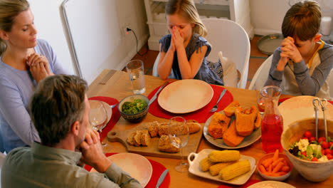 Hochwinkelansicht-Einer-Kaukasischen-Familie,-Die-Gemeinsam-Am-Esstisch-In-Einem-Komfortablen-Zuhause-Betet,-4K