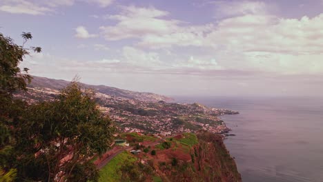 ciudad en la isla de madeira, cámara moviéndose lentamente hacia adelante