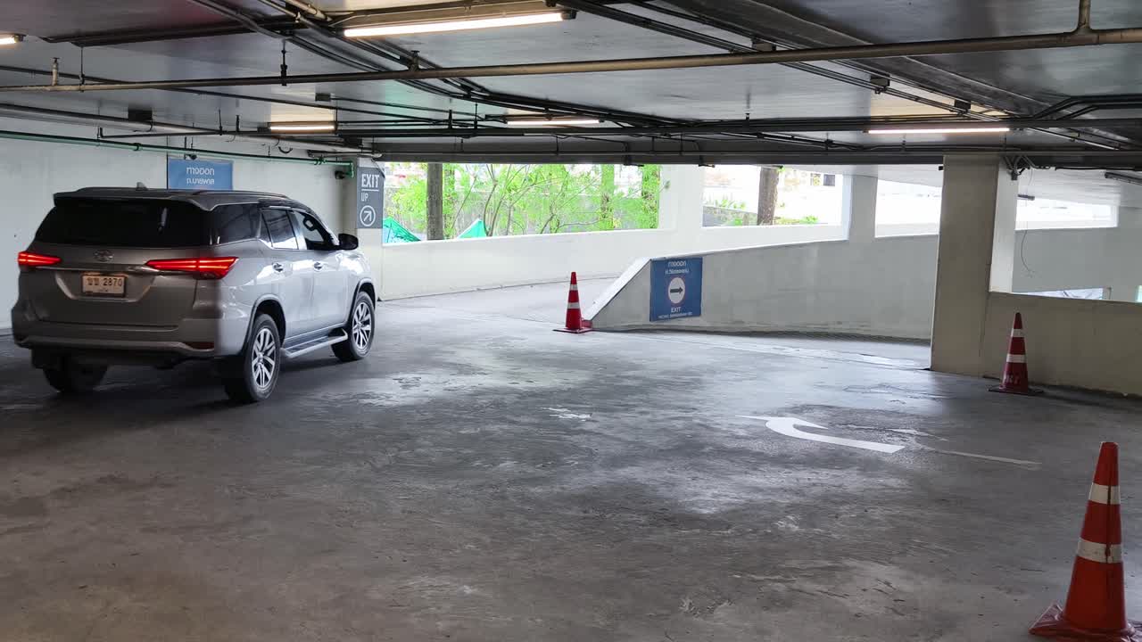 주차장 내부 suv와 함께 주차장