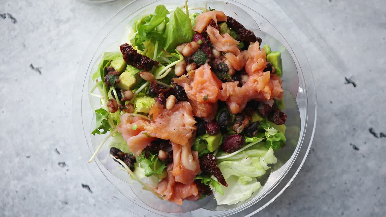 맛있는 훈제 연어 테이크 아웃 샐러드