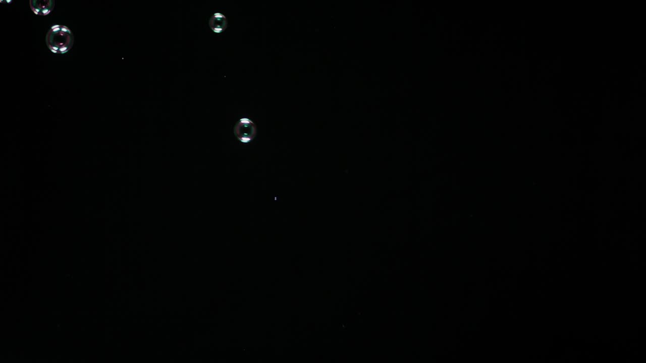 суповые пузырьки, выделенные на черном фоне