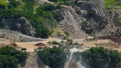 Un-Sitio-De-Extracción-De-Materias-Primas-Para-Cemento,-Camiones-Y-Maquinaria-En-El-Trabajo