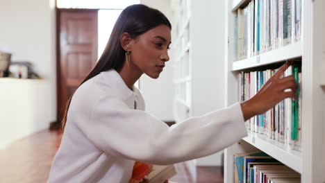 Forschung,-Auswahl-Und-Bibliothek-Mit-Einer-Frau-Im-College