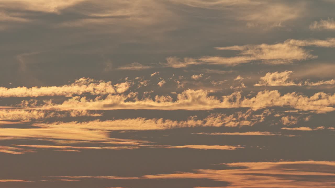 일몰 시간 동안 빛으로 구름을 가게 하십시오: 자연 배경 시간 스 영상, 빨간색, 오렌지색, 파란색, 일몰 하늘 구름, 4k.