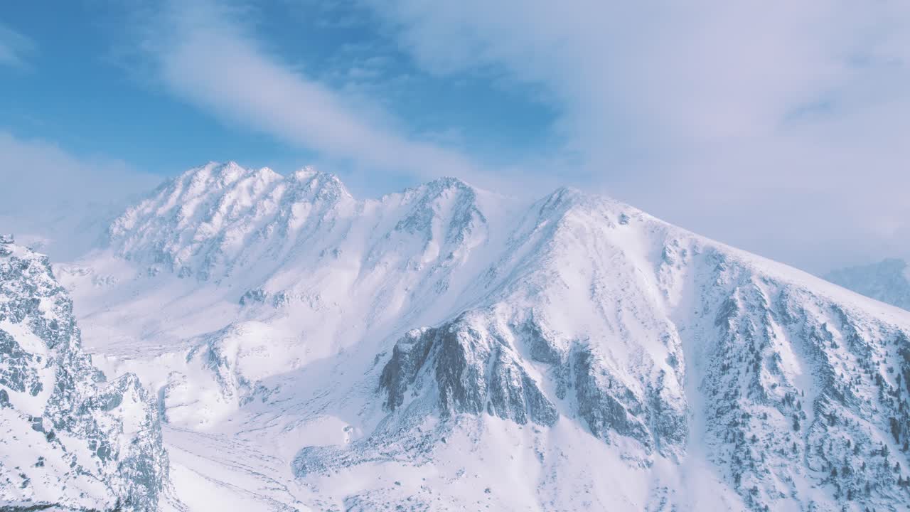 cardán de drones revelando el parque nacional de las altas montañas tatra cubierto de nieve, eslovaquia, strbske pleso