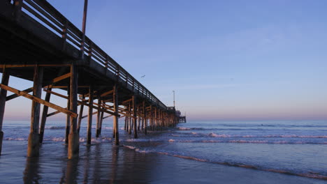 Vista-Lateral-Del-Muelle-De-Pesca-Al-Amanecer-En-El-Condado-De-Orange,-California,-EE.UU.