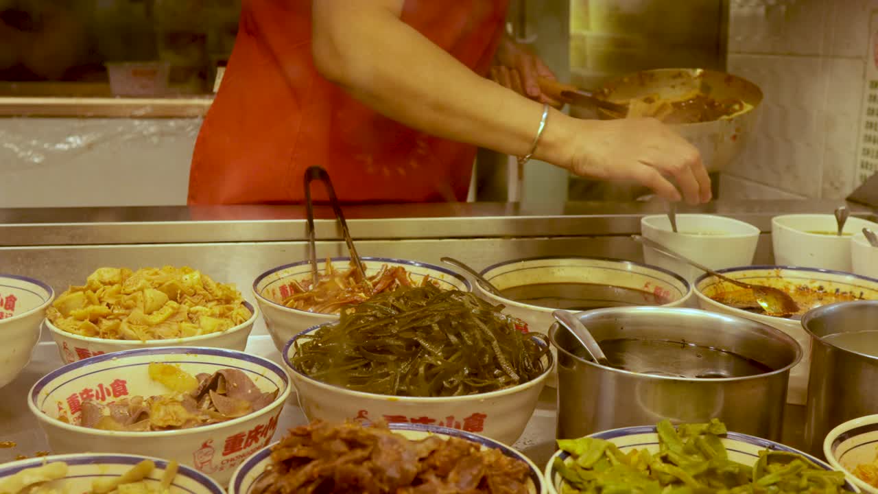 preparando deliciosa comida callejera en un bar de fideos