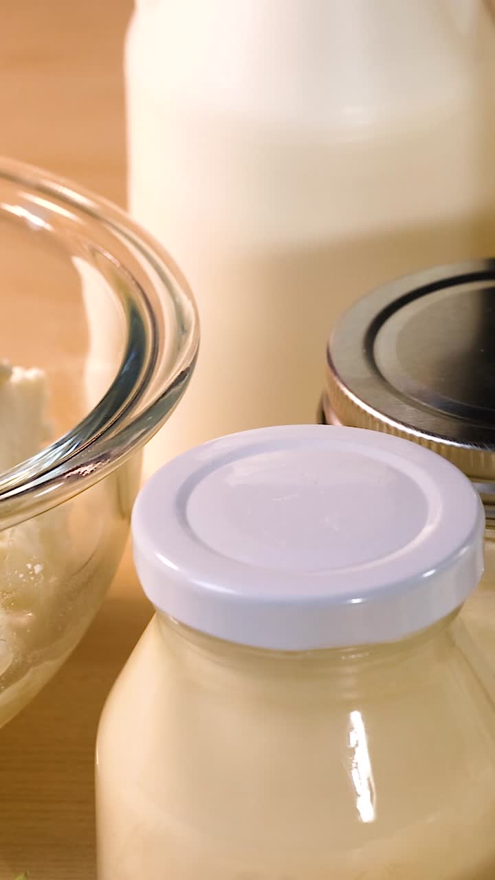 productos lácteos variados sobre un fondo negro