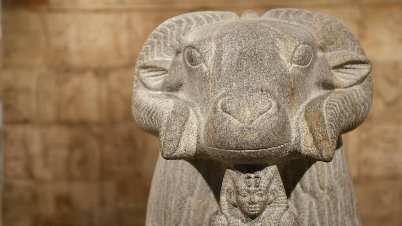 Mısır'da antik bir mezarda bulunan, bir koçun antik Mısır oyma heykeli.