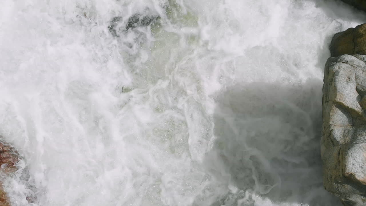 красивая река и ее камни