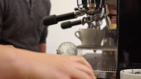 cámara lenta - manos de cafe barista preparando espresso fresco de la máquina de café - cerrar