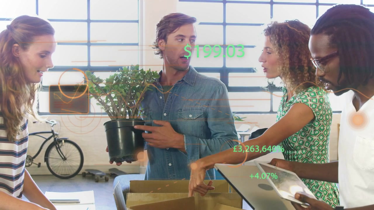 Equipo de cuatro personas pasando una tableta y colocando una planta, iniciando el empaquetado de una caja de cartón con superposiciones de oficina.