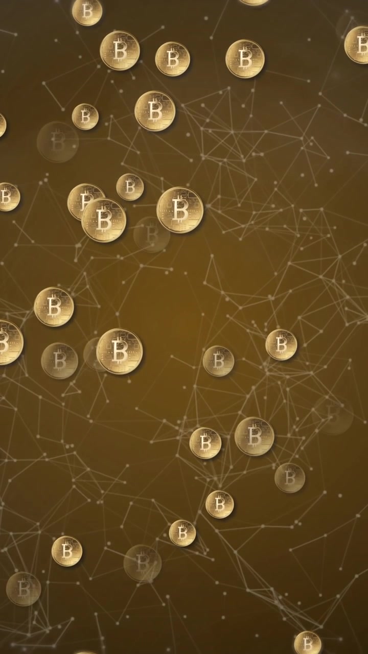 Animación de red de conexiones con el símbolo de Bitcoin sobre cielo con nubes y relámpagos.