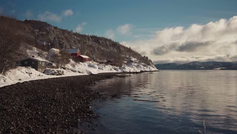 Tranquil-View-Of-Cottages-By-The-Lakeshore-In-Trondheim-Fjord,-Norway