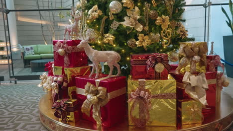 Schöner-Weihnachtsbaum-Im-Einkaufszentrum-Mit-Geschenken-Und-Goldhängenden-Dekoren