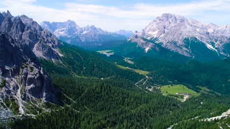 Nationalpark-Drei-Zinnen-In-Den-Dolomiten.-Wunderschöne-Natur-Italiens.