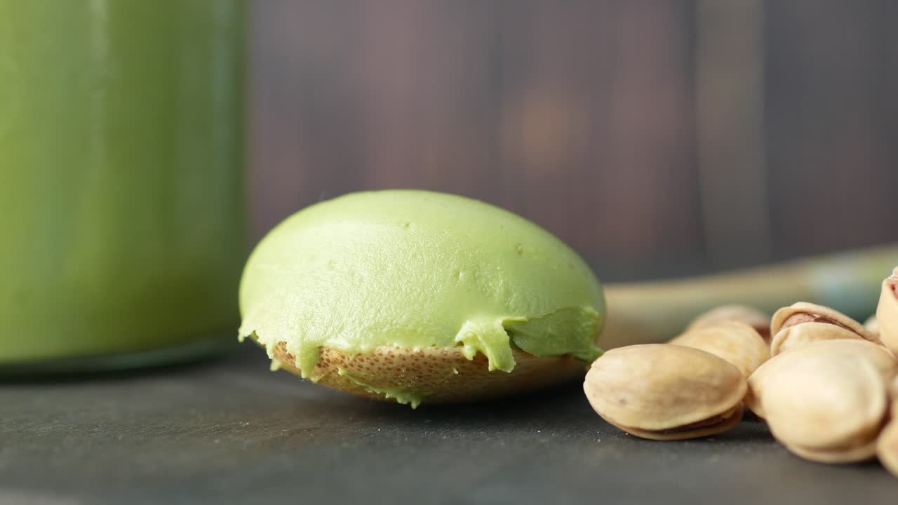 un primer plano de mantequilla de pistacho en una cuchara