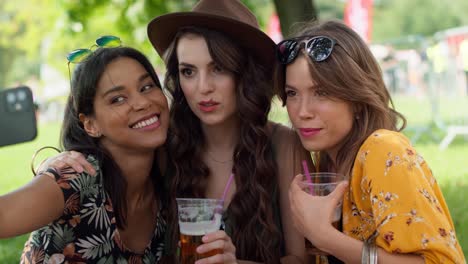 Gruppe-Von-Freunden-Macht-Selfie-Beim-Musikfestival