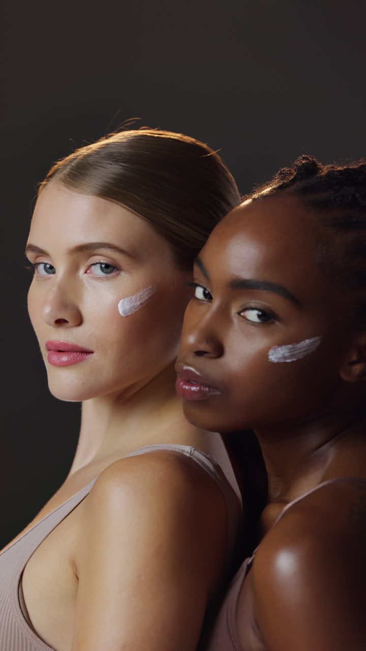 Donne diverse che promuovono la skincare