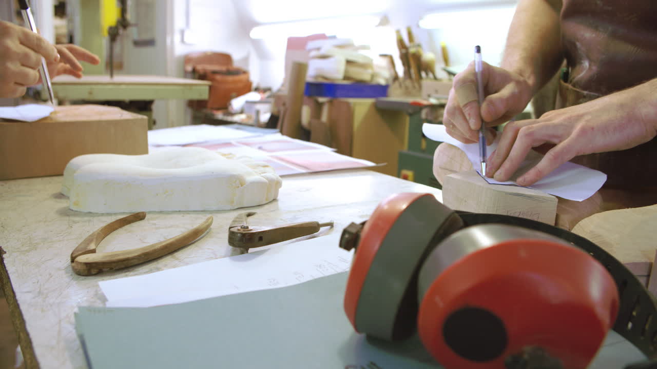 los trabajadores a medida zapateros dibujando plantilla para el último