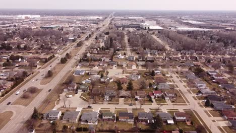 Vista-Aérea-Del-Tráfico-En-Metro-Parkway-Pasando-Por-La-Ciudad-De-Sterling-Heights-En-Michigan,-Estados-Unidos