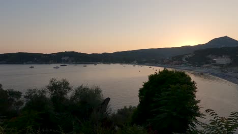 Vista-Idílica-De-La-Puesta-De-Sol-De-La-Bahía-Y-Las-Playas-De-La-Ciudad-Costera-De-Parga,-Grecia